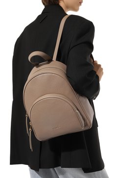 Женский рюкзак gleen COCCINELLE бежевого цвета, арт. E1 N15 14 02 01 | Фото 2 (Размер: medium; Материал: Натуральная кожа; Материал сплава: Проставлено; Драгоценные камни: Проставлено; Стили: Кэжуэл)