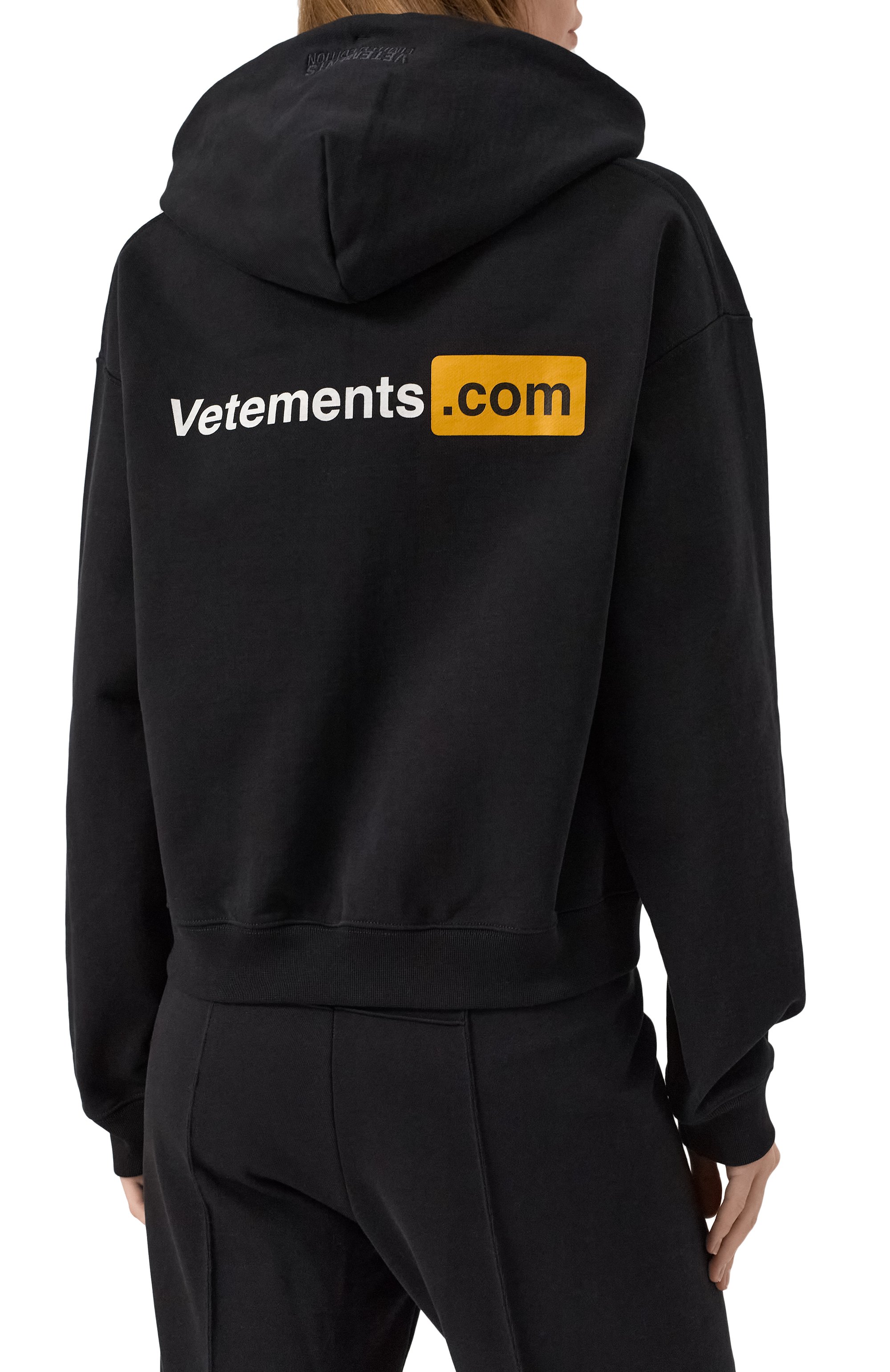 Хлопковая толстовка VETEMENTS черного цвета по цене 99500 руб., арт. UA66HD830B, фото 4 Хлопковая толстовка VETEMENTS, арт. UA66HD830B, фото 4