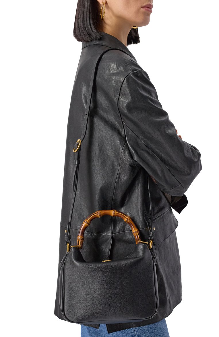 Женская сумка diana small GUCCI черного цвета, арт. 746251/UAAAY | Фото 2 (Ремень/цепочка: На ремешке; Автоматизация состава: Проставлено; Материал: Натуральная кожа; Автоматизация ТО: Проставлено; Размер: small)