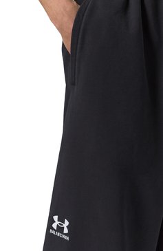 Мужского хлопковые брюки balenciaga х under armour BALENCIAGA черного цвета, арт. 809709/TRVB8 | Фото 9 (Материал внешний: Хлопок; Случай: Повседневный; Стили: Спорт-шик; Женское Кросс-КТ: Брюки-одежда; Региональные ограничения белый список (Axapta Mercury): Не проставлено; Силуэт Ж (брюки и джинсы): Широкие; Нос: Не проставлено)