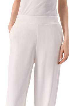 Женские хлопковые брюки EMPORIO ARMANI белого цвета, арт. EW000888/AF12538 | Фото 5 (Материал сплава: Проставлено; Драгоценные камни: Проставлено; Длина (брюки, джинсы): Стандартные; Силуэт Ж (брюки и джинсы): Широкие; Женское Кросс-КТ: Брюки-одежда; Стили: Спорт-шик; Материал внешний: Хлопок)