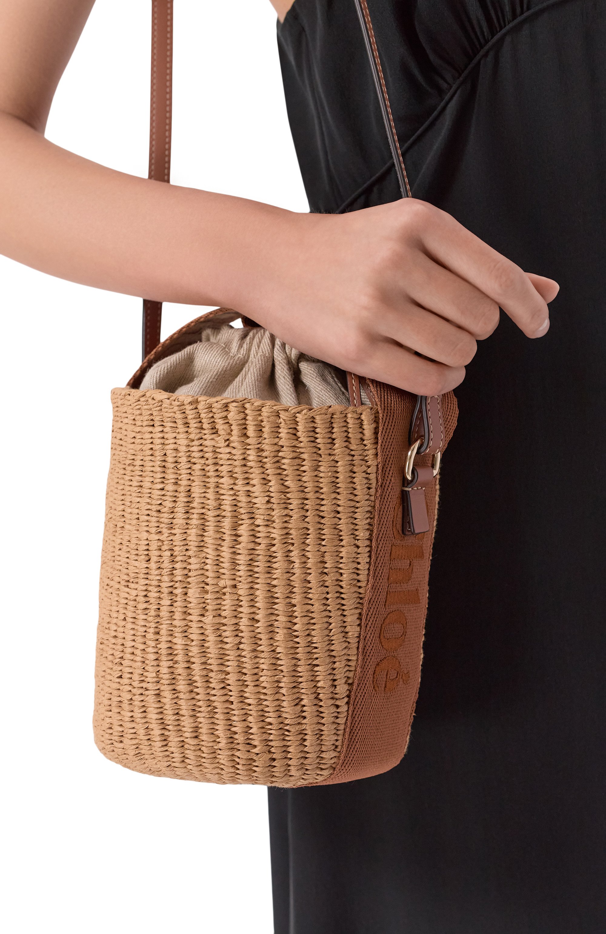 Сумка chloé x mifuko woody small CHLOÉ бежевого цвета по цене 92950 руб., арт. CHC23AS381L18, фото 2 Сумка chloé x mifuko woody small CHLOÉ, арт. CHC23AS381L18, фото 2