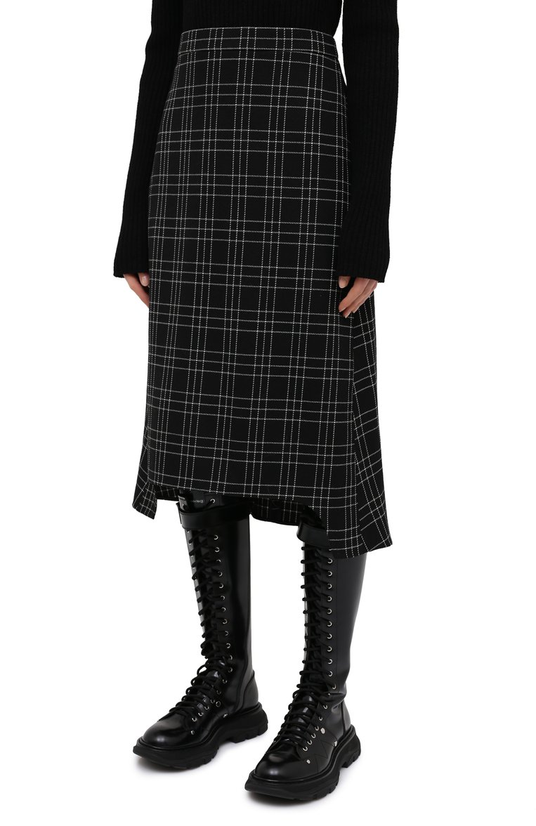 Женская шерстяная юбка ALEXANDER MCQUEEN черного цвета, арт. 642000/QJAB5 | Фото 3 (Материал подклада: Синтетический материал; Материал внешний: Шерсть; Длина Ж (юбки, платья, шорты): Миди; Женское Кросс-КТ: Юбка-одежда; Стили: Кэжуэл)
