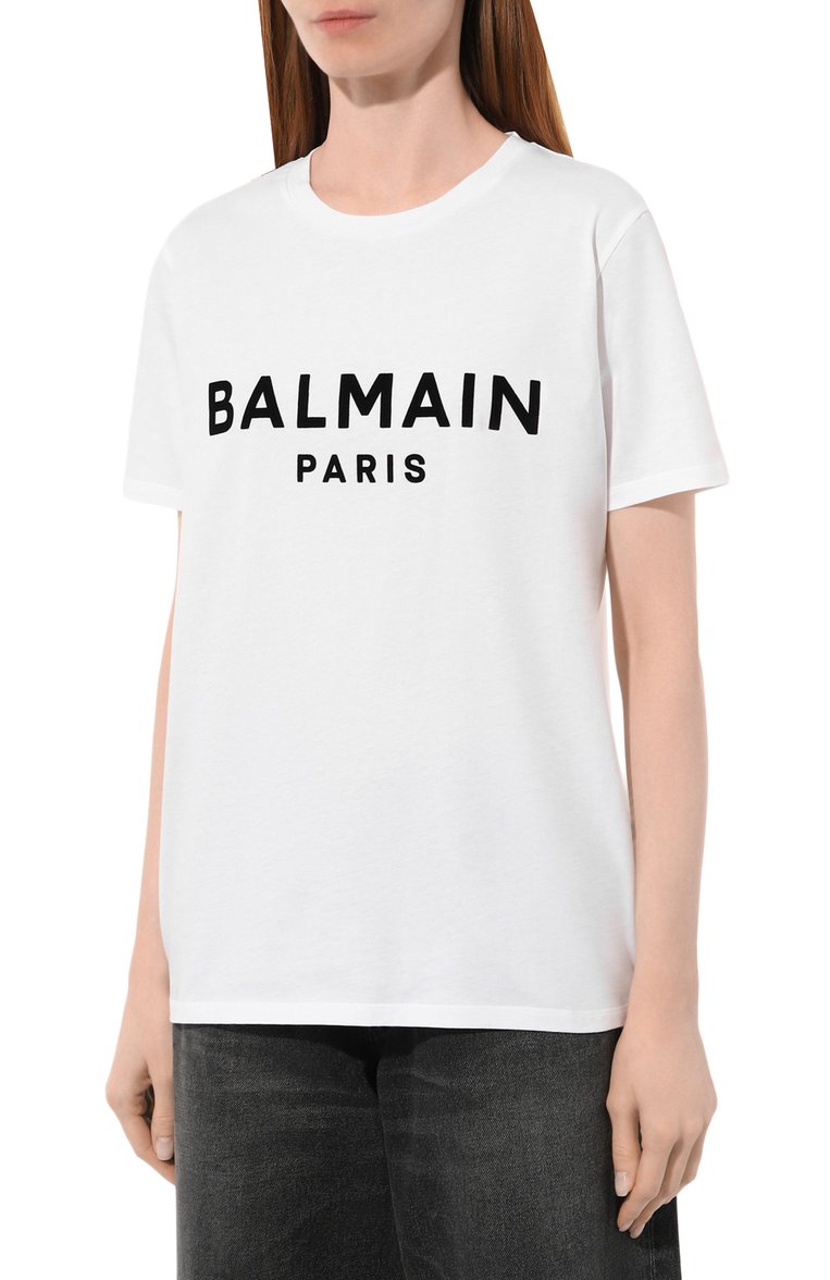 Женская хлопковая футболка BALMAIN белого цвета, арт. YF1EF000BB37 | Фото 3 (Рукава: Короткие; Длина (для топов): Стандартные; Принт: С принтом; Материал сплава: Проставлено; Материал внешний: Хлопок; Женское Кросс-КТ: Футболка-одежда; Драгоценные камни: Проставлено; Стили: Кэжуэл)