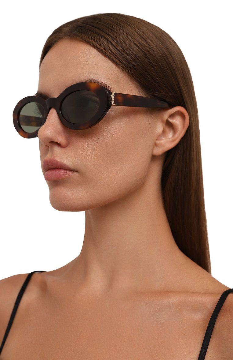 Женские солнцезащитные очки SAINT LAURENT коричневого цвета, арт. SL M136 002 | Фото 2 (Нос: Не проставлено; Региональные огра�ничения белый список (Axapta Mercury): Не проставлено; Кросс-КТ: С/з-унисекс; Тип очков: С/з; Материал: Пластик; Очки форма: Овальные)