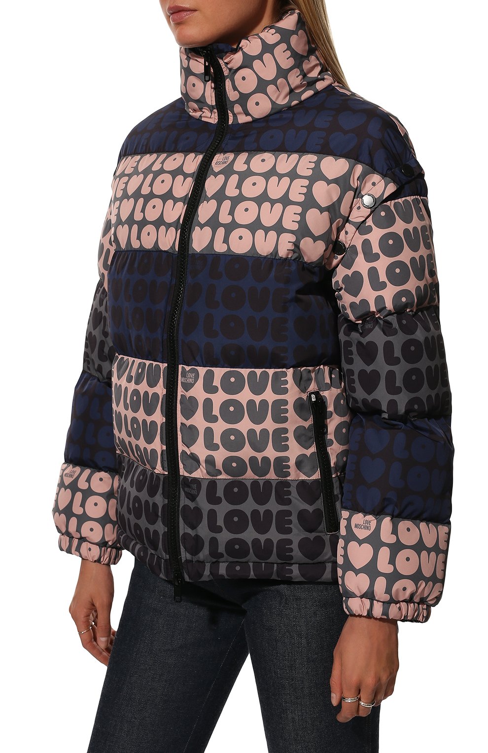 Пуховик MOSCHINO разноцветного цвета по цене 55900 руб., арт. W H 782 80 T 188A/0UTLET AW22-23, фото 3 Пуховик MOSCHINO, арт. W H 782 80 T 188A/0UTLET AW22-23, фото 3