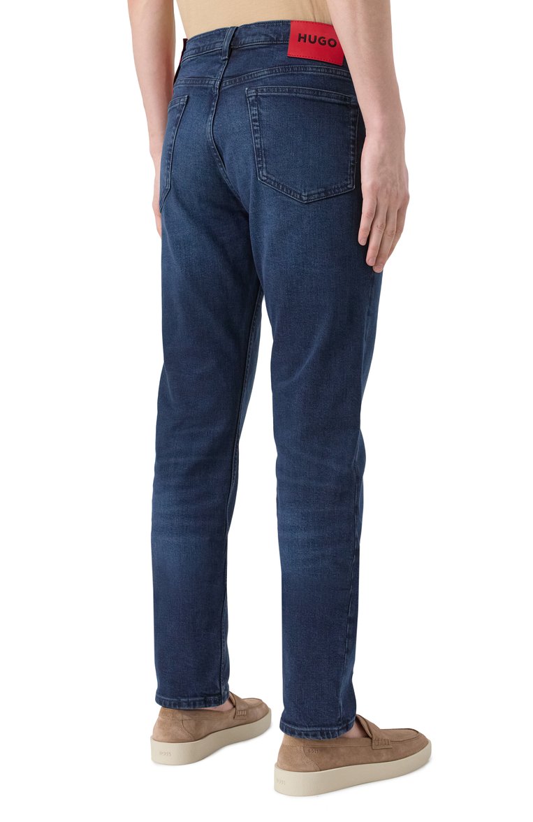 Мужские джинсы slim fit HUGO синего цвета, арт. 50530610 | Фото 4 (Длина (брюки, джинсы): Стандартные; Детали: Делаве; Кросс-КТ: Деним; Силуэт М (брюки): Прямые; Материал внешний: Деним, Хлопок; Стили: Повседневный; Автоматизация ТО: Проставлено; Автоматизация состава: Проставлено)