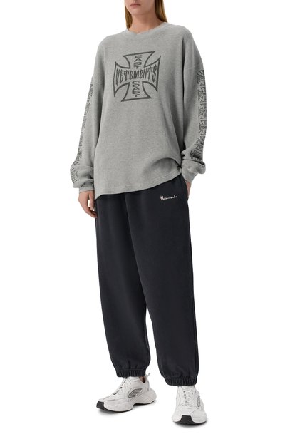 Хлопковый лонгслив VETEMENTS серого цвета по цене 109500 руб., арт. MH27LS264G, фото 3 Хлопковый лонгслив VETEMENTS, арт. MH27LS264G, фото 3