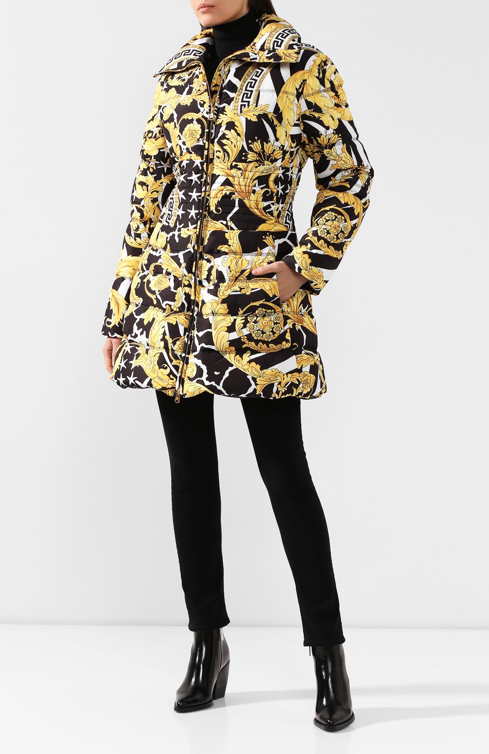 Пуховик с принтом VERSACE разноцветного цвета по цене 329500 руб., арт. A83360/A231034, фото 2 Пуховик с принтом VERSACE, арт. A83360/A231034, фото 2