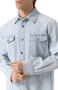 Мужская джинсовая рубашка BOTTEGA VENETA голубого цвета, арт. 813505/V4ZR0 | Фото 5 (Длина (для топов): Стандартные; Материал внешний: Хлопок, Деним; Рукава: Длинные; Кросс-КТ: Деним; Случай: Повседневный; Принт: Без принта; Воротник: Кент; Манжеты: На пуговицах; Стили: Кэжуэл; Автоматизация состава: Проставлено; Автоматизация ТО: Проставлено)