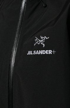 Женская куртка с капюшоном arc’teryx x jil sander+ JIL SANDER черного цвета, арт. JPPT684212-WT466818A | Фото 5 (Длина (верхняя одежда): Короткие; Материал внешний: Синтетический материал; Рукава: Длинные; Кросс-КТ: Куртка, Ветровка; Стили: Спорт-шик; Драгоценные камни: Проставлено; Материал сплава: Проставлено)