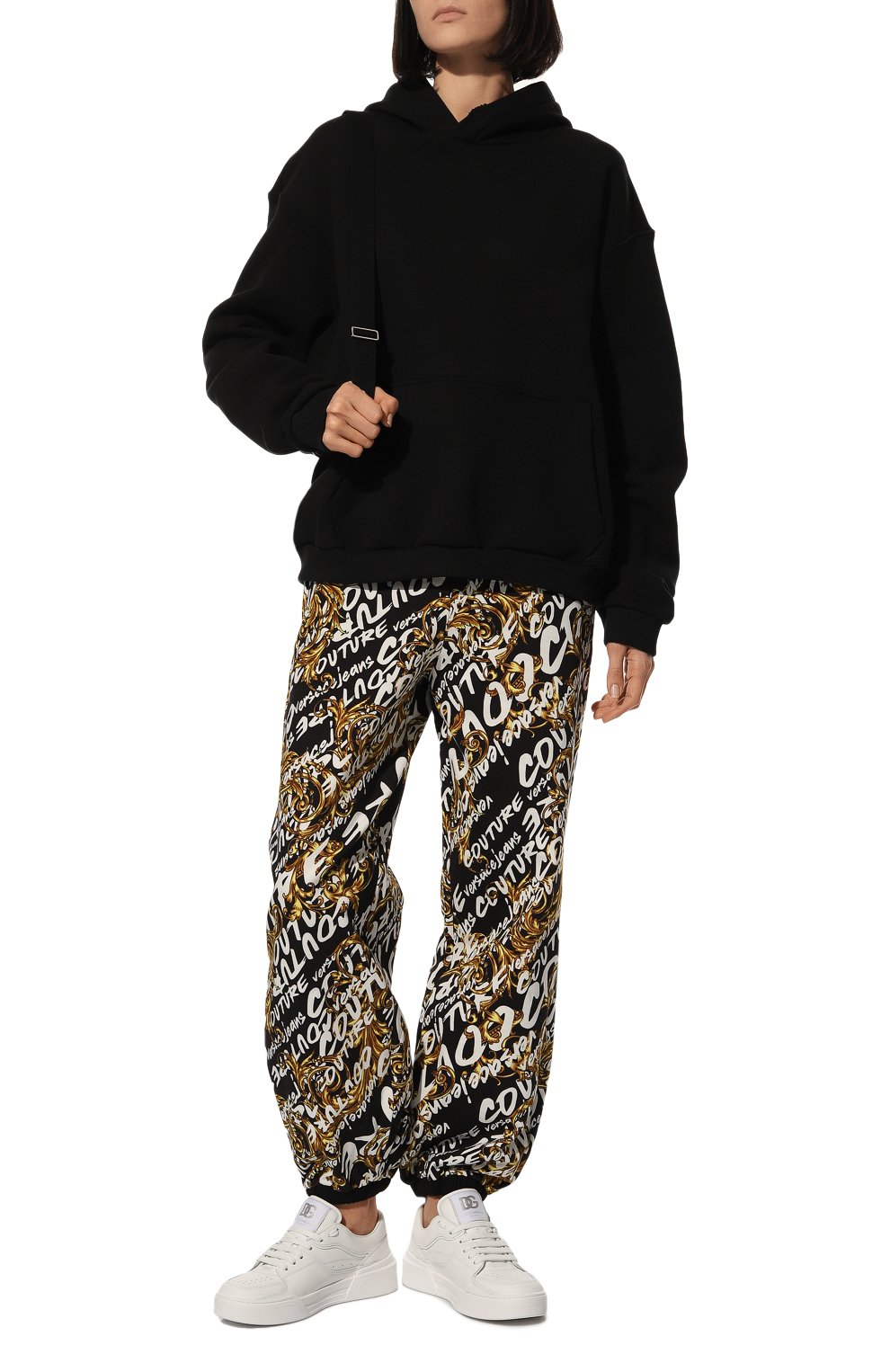 Хлопковые джоггеры VERSACE JEANS COUTURE черно-белого цвета по цене 44650 руб., арт. 73HAA320-73DP320 FELPA GARZATA PR./FS048, фото 2 Хлопковые джоггеры VERSACE JEANS COUTURE, арт. 73HAA320-73DP320 FELPA GARZATA PR./FS048, фото 2