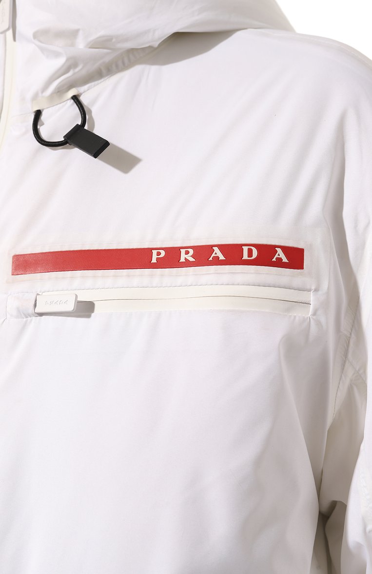 Женская куртка PRADA белого цвета, арт. 291855-1XYW-F027K-202 | Фото 5 (Рукава: Длинные; Длина (верхняя одежда): До колена; Материал внешний: Синтетический материал; Кросс-КТ: Ветровки, Куртка; Стили: Кэжуэл)