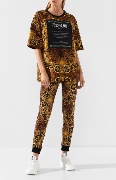 Хлопковая футболка VERSACE JEANS COUTURE разноцветного цвета по цене 28300 руб., арт. B2HUA7BP-UDP602 35/30183, фото 2 Хлопковая футболка VERSACE JEANS COUTURE, арт. B2HUA7BP-UDP602 35/30183, фото 2