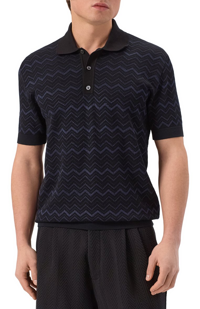 Мужское поло из хлопка и вискозы MISSONI черного цвета, арт. US25S203/BK0040 | Фото 3 (Материал внешний: Хлопок; Материал сплава: Проставлено; Драгоценные камни: Проставлено; Рукава: Короткие; Длина (для топов): Стандартные; Принт: С принтом; Кросс-КТ: Трикотаж; Застежка: Пуговицы; Стили: Кэжуэл)