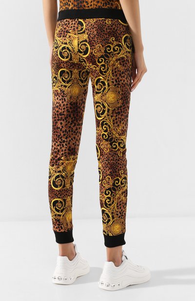 Джоггеры с принтом VERSACE JEANS COUTURE разноцветного цвета по цене 24650 руб., арт. A1HUA116-UDP310/S0594, фото 4 Джоггеры с принтом VERSACE JEANS COUTURE, арт. A1HUA116-UDP310/S0594, фото 4
