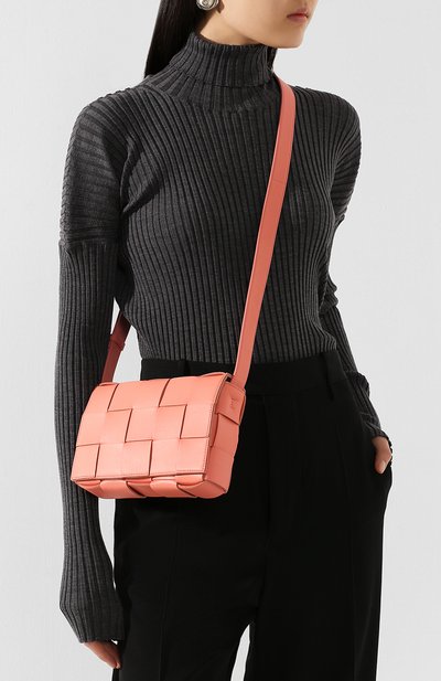 Сумка cassette BOTTEGA VENETA кораллового цвета по цене 299500 руб., арт. 578004/VMAY1, фото 2 Сумка cassette BOTTEGA VENETA, арт. 578004/VMAY1, фото 2