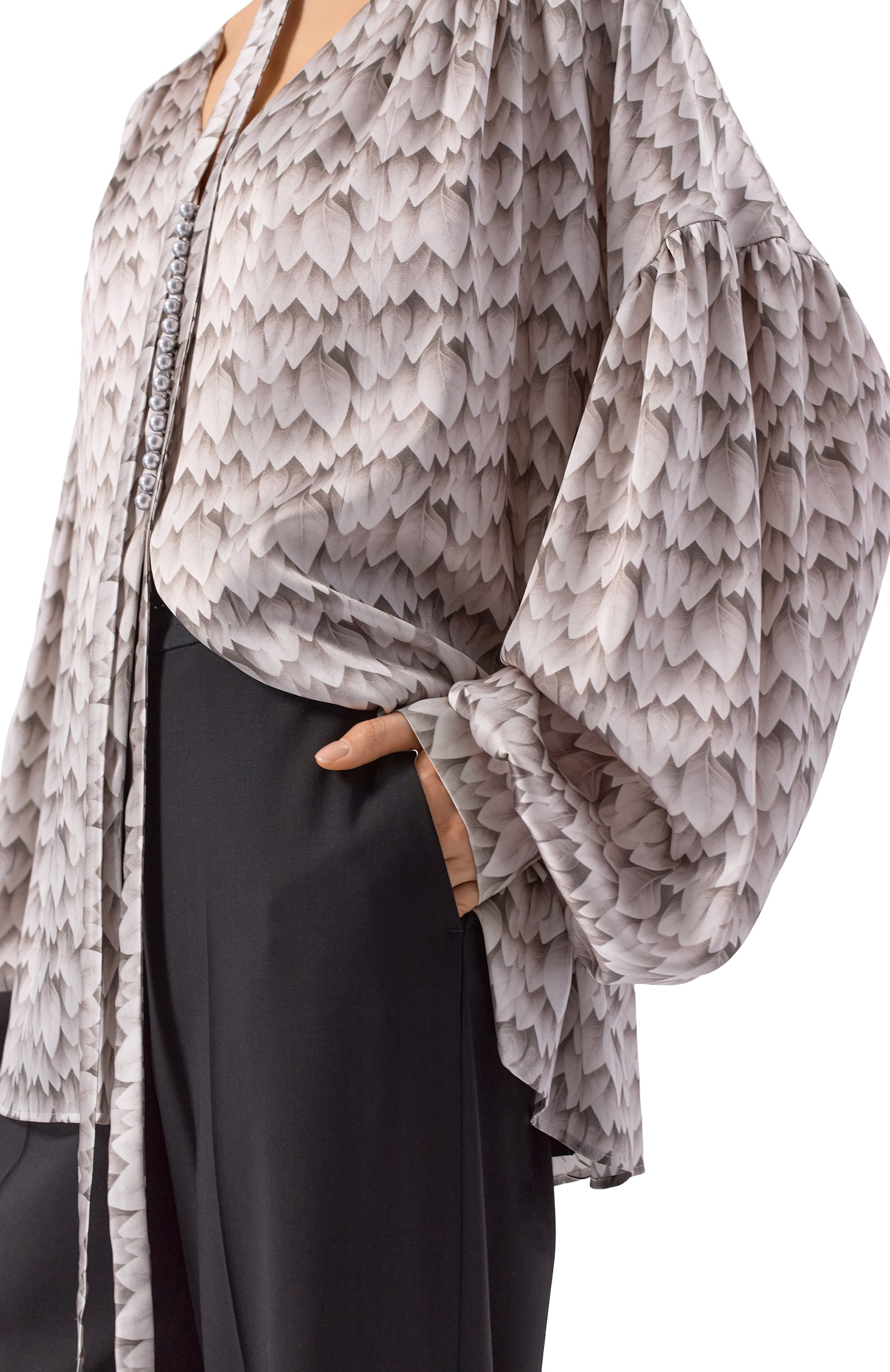 Шелкова блузка AKHMADULLINA серого цвета по цене 99900 руб., арт. 1226.2BL605/S702, фото 5 Шелкова блузка AKHMADULLINA, арт. 1226.2BL605/S702, фото 5