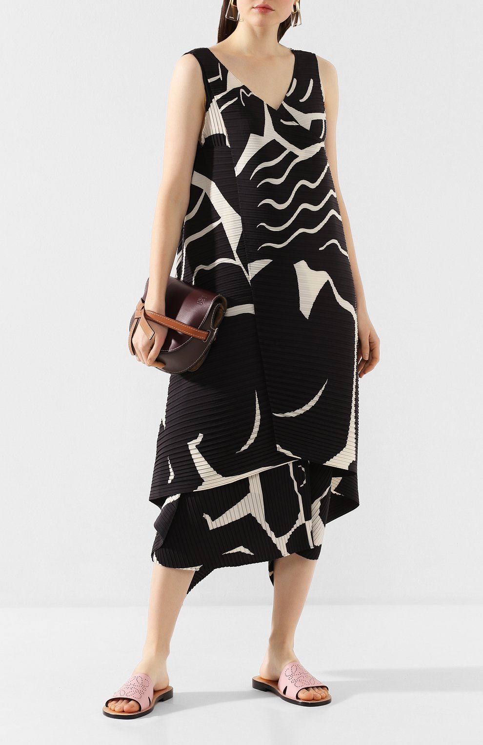 Кожаные шлепанцы LOEWE розового цвета по цене 55700 руб., арт. 453.10.860, фото 2 Кожаные шлепанцы LOEWE, арт. 453.10.860, фото 2