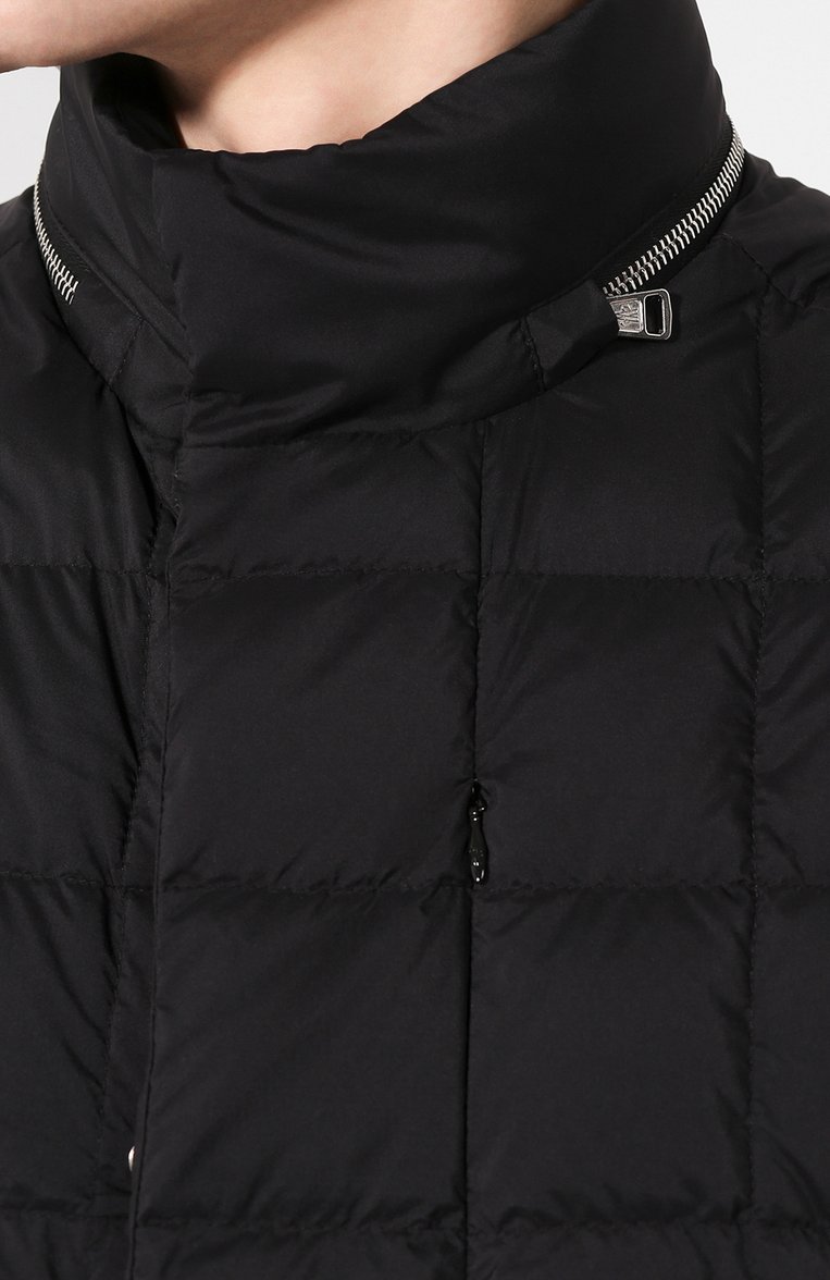 Мужской пуховый жилет thar MONCLER черного цвета, арт. F1-091-1A523-00-C0506 | Фото 5 (Длина (верхняя одежда): Короткие; Материал подклада: Синтетический матер�иал; Материал внешний: Синтетический материал; Материал утеплителя: Пух и перо; Мужское Кросс-КТ: Верхняя одежда, жилеты-тонкие; Кросс-КТ: Пуховик, Куртка; Стили: Спорт-шик; Драгоценные камни: Проставлено; Материал сплава: Проставлено)