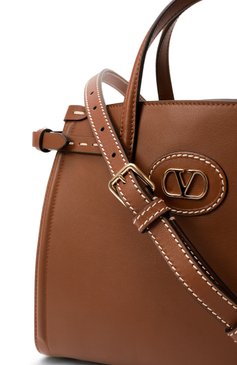 Женская сумка antibes small VALENTINO коричневого цвета, арт. 6W2B0R20/CVC | Фото 3 (Драгоценные камни: Проставлено; Размер: small; Ремень/цепочка: На ремешке; Материал сплава: Проставлено; Материал: Натуральная кожа)
