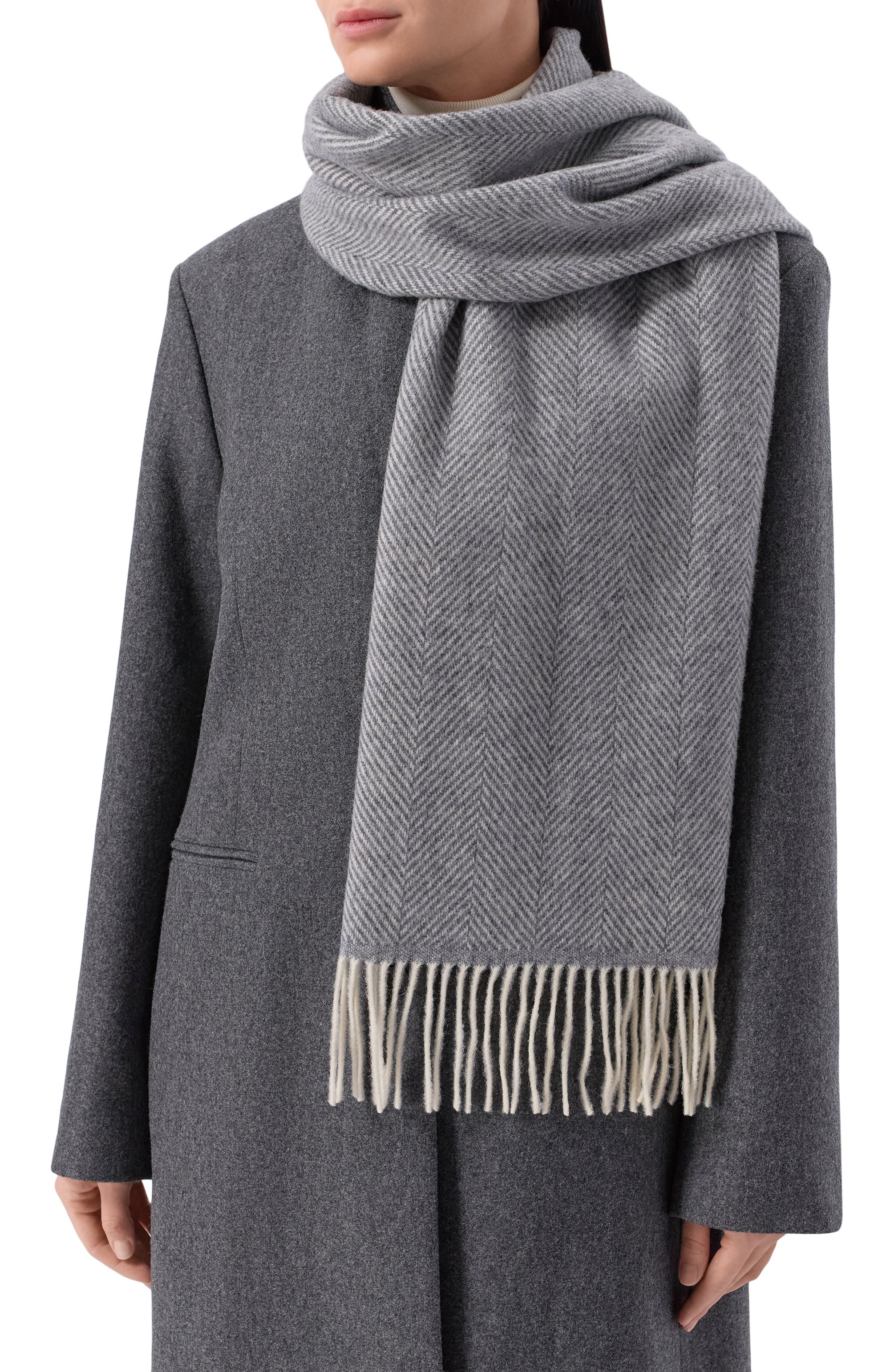 Шерстяной шарф LANVIN светло-серого цвета по цене 27550 руб., арт. 710002440, фото 2 Шерстяной шарф LANVIN, арт. 710002440, фото 2