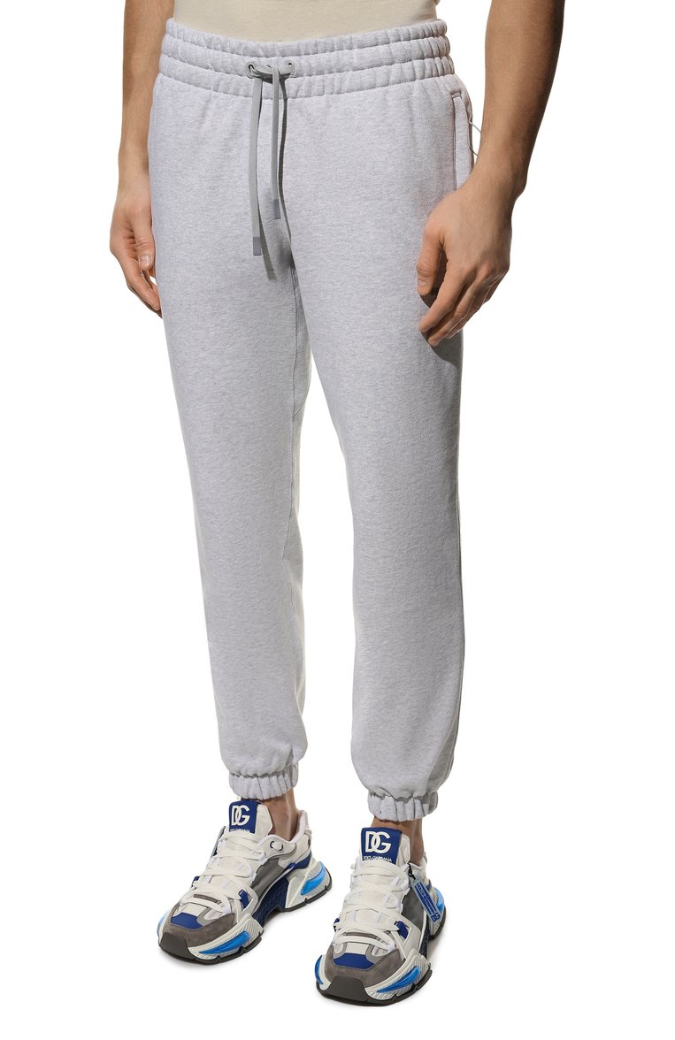 Мужские хлопковые джоггеры adidas originals x pharrell williams ADIDAS ORIGINALS светло-серого цвета, арт. HG2687 | Фото 3 (Материал внешний: Хлопок; Длина (брюки, джинсы): Стандартные; Силуэт М (брюки): Джоггеры; Стили: Спорт-шик; Нос: Не проставлено; Региональные ограничения белый список (Axapta Mercury): Не проставлено)