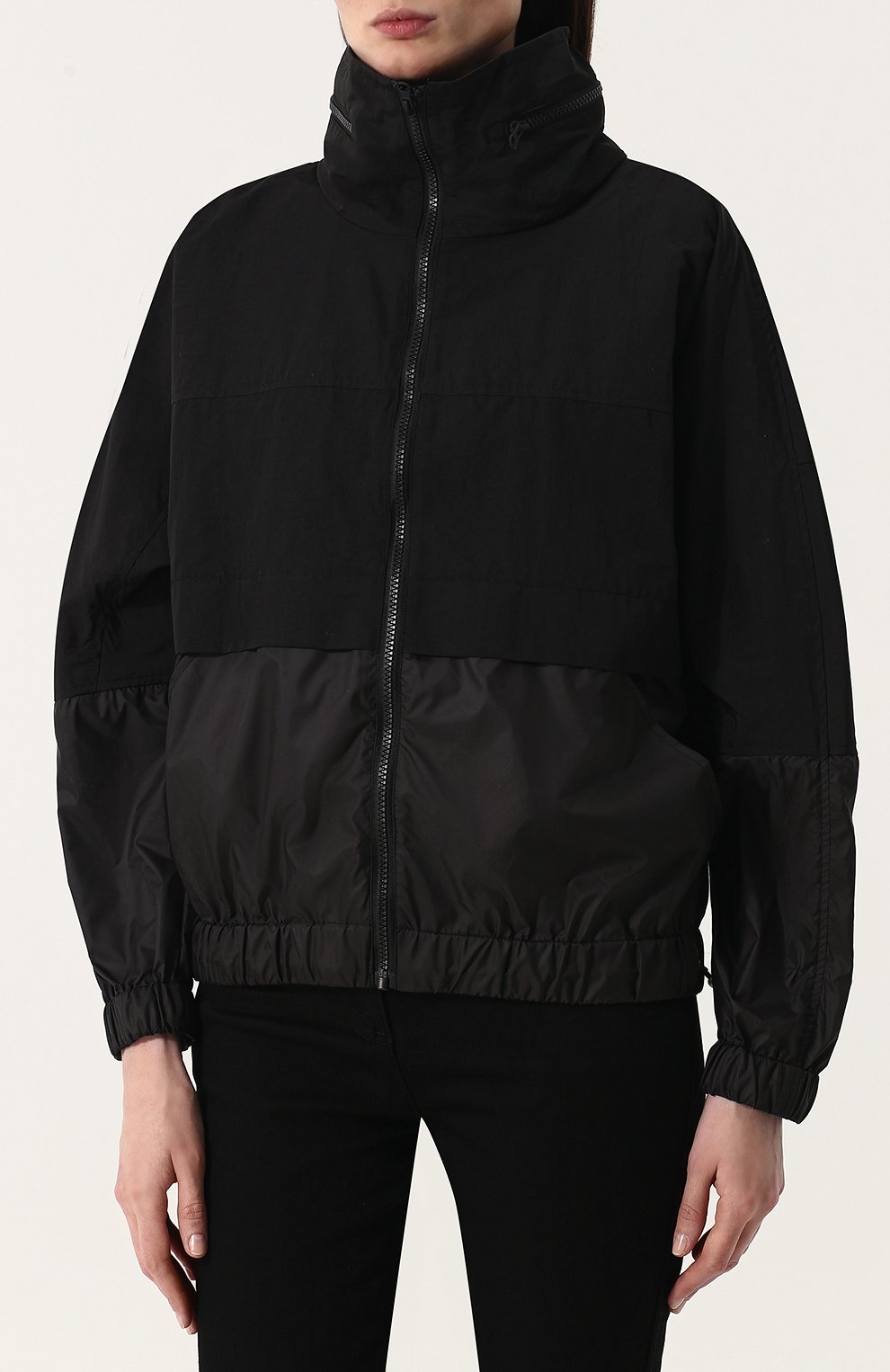 Женская черная ветровка свободного кроя с воротником-стойкой