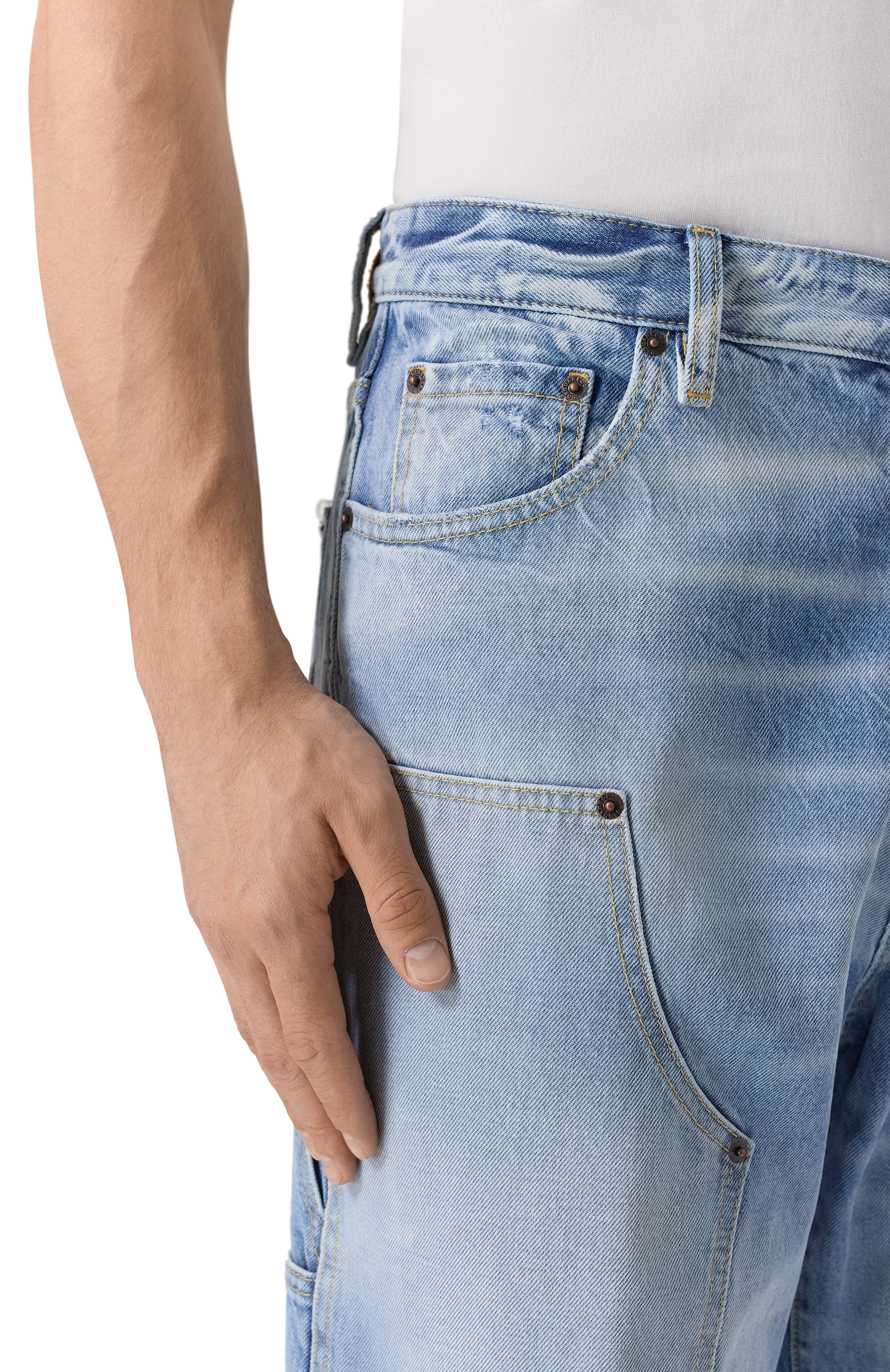 Джинсы loose carpenter DSQUARED2 голубого цвета по цене 72000 руб., арт. S74LB1747/S30839, фото 5 Джинсы loose carpenter DSQUARED2, арт. S74LB1747/S30839, фото 5