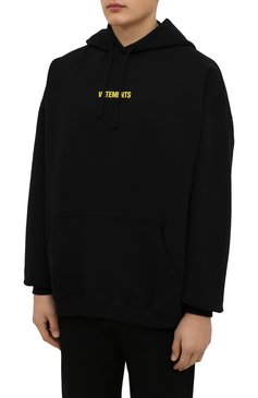 Мужской хлопковое худи VETEMENTS черного цвета, арт. UE52TR380X 1601/M | Фото 3 (Рукава: Длинные; Длина (для топов): Стандартные; Принт: С принтом; Мужское Кросс-КТ: Худи-одежда; Материал сплава: Проставлено; Нос: Не проставлено; Материал внешний: Хлопок; Стили: Спорт-шик; Драгоценные камни: Проставлено)