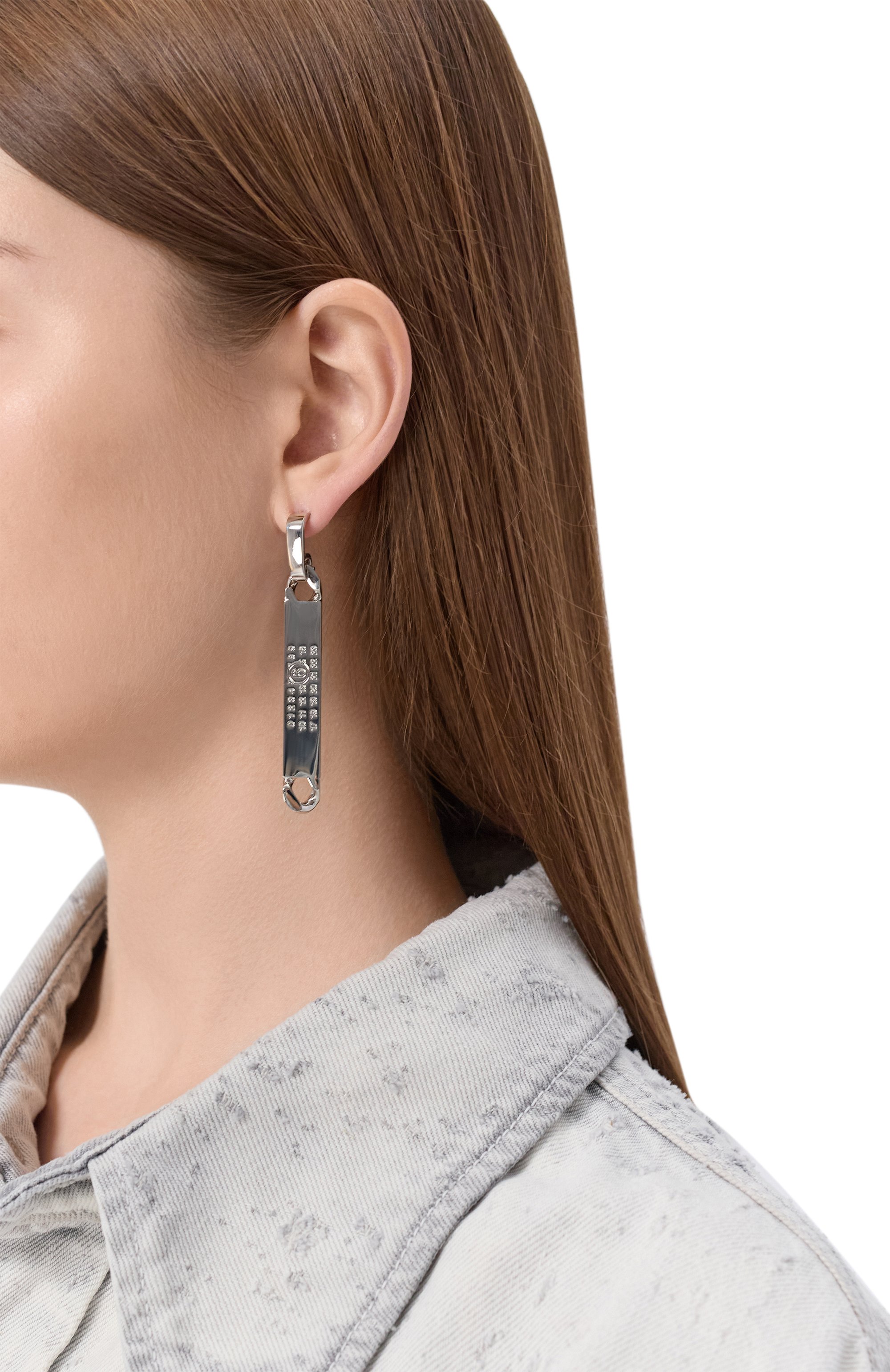 Серьги MM6 серебряного цвета по цене 43950 руб., арт. SM6VG0099 P8371, фото 2 Серьги MM6, арт. SM6VG0099 P8371, фото 2