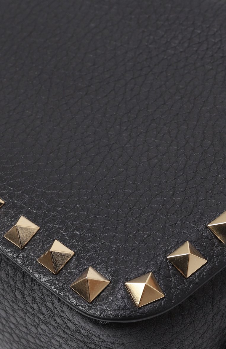 Женская сумка rockstud VALENTINO черного цвета, арт. 5W2B0809/VSF | Фото 3 (Размер: mini; Материал сплава: Проставлено; Материал: Натуральная кожа; Драгоценные камни: Проставлено; Ремень/цепочка: На ремешке)