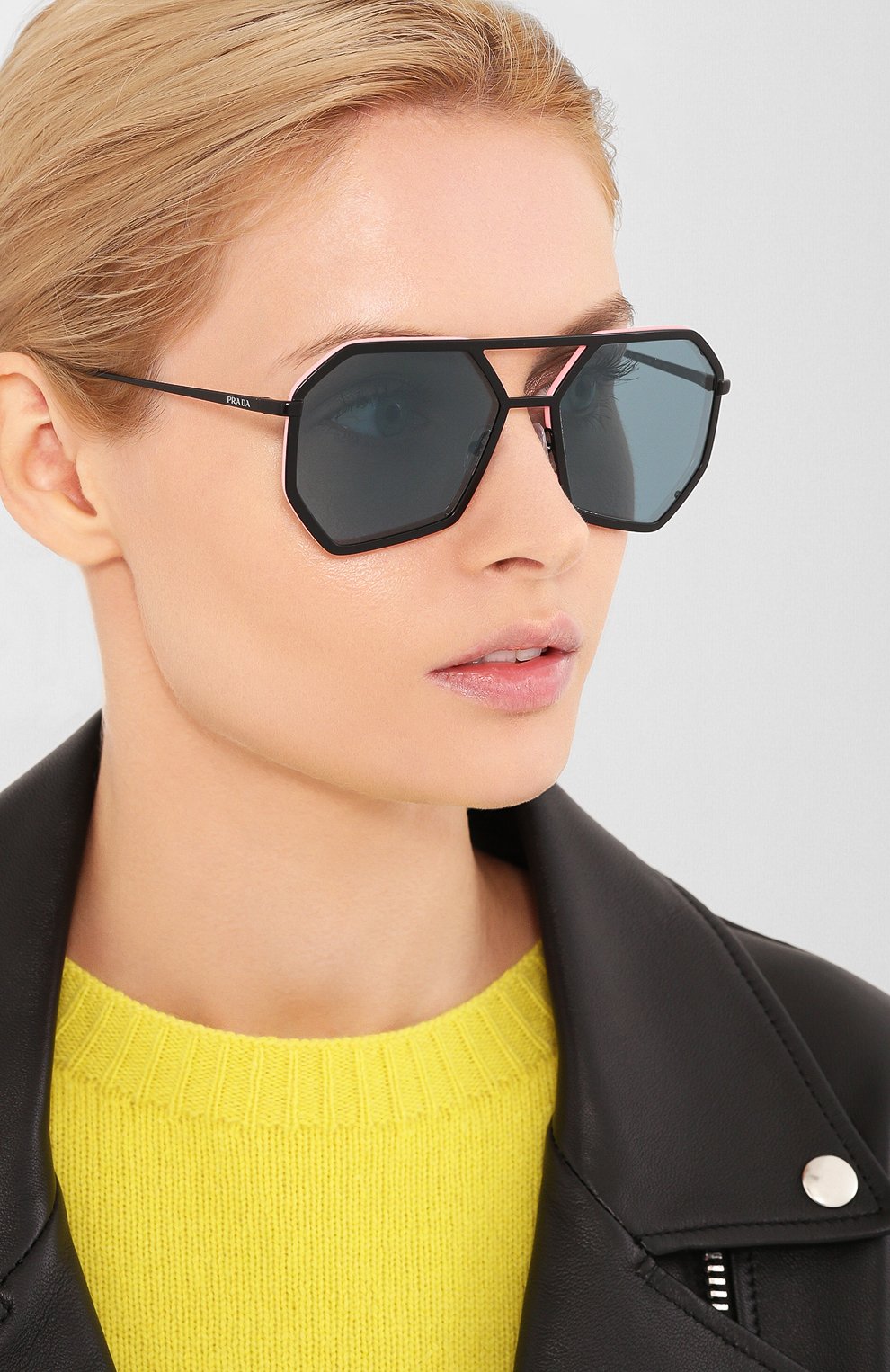 Солнцезащитные очки PRADA черного цвета по цене 23200 руб., арт. 62XS-1B004B, фото 2 Солнцезащитные очки PRADA, арт. 62XS-1B004B, фото 2