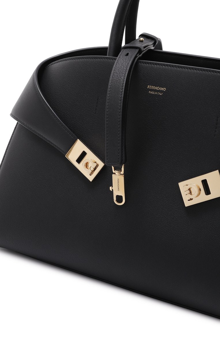 Женская сумка hug large FERRAGAMO черного цвета, арт. 215921/766591 | Фото 3 (Ремень/цепочка: На ремешке; Материал: Натуральная кожа; Размер: large; Автоматизация ТО: Проставлено; Автоматизация состава: Проставлено)