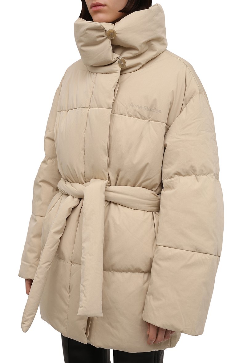Женский пуховик ACNE STUDIOS бежевого цвета, арт. A90365 | Фото 3 (Длина (верхняя одежда): До середины бедра; Материал подклада: Синтетический материал; Материал утеплителя: Пух и перо; Материал внешний: Хлопок; Рукава: Длинные; Кросс-КТ: Пуховик; Стили: Спорт-шик)