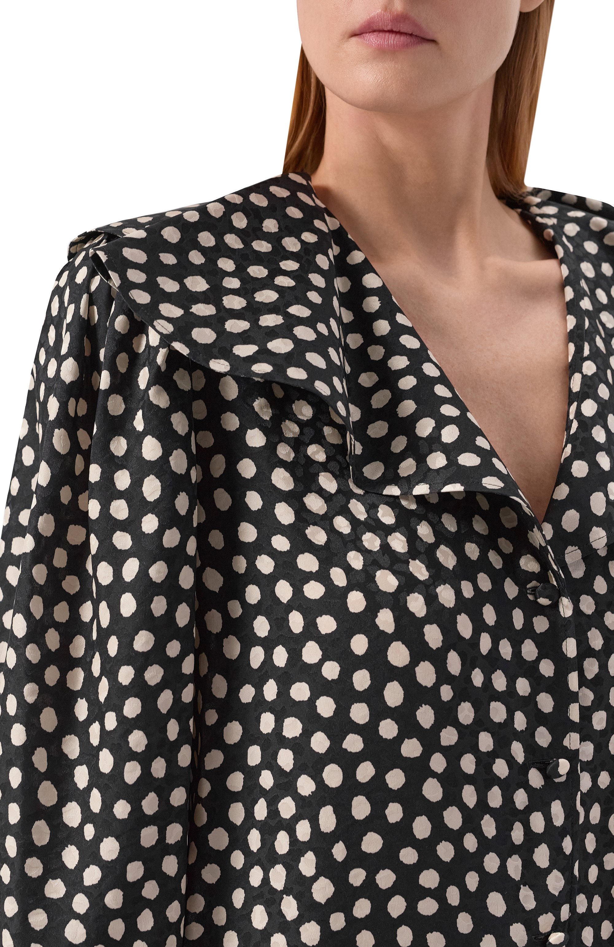 Шелковое платье CHLOÉ черно-белого цвета по цене 299500 руб., арт. CH26SR037300, фото 4 Шелковое платье CHLOÉ, арт. CH26SR037300, фото 4