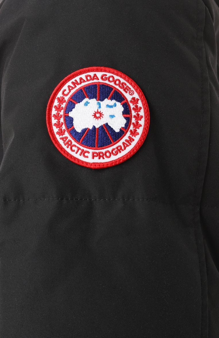Мужская пуховик CANADA GOOSE черного цвета, арт. 2080M | Фото 6 (Рукава: Длинные; Материал подклада: Синтетический материал; Длина (верхняя одежда): Короткие; Стили: Кэжуэл; Мужское Кросс-КТ: пуховик-короткий; Материал внешний: Синтетический материал)