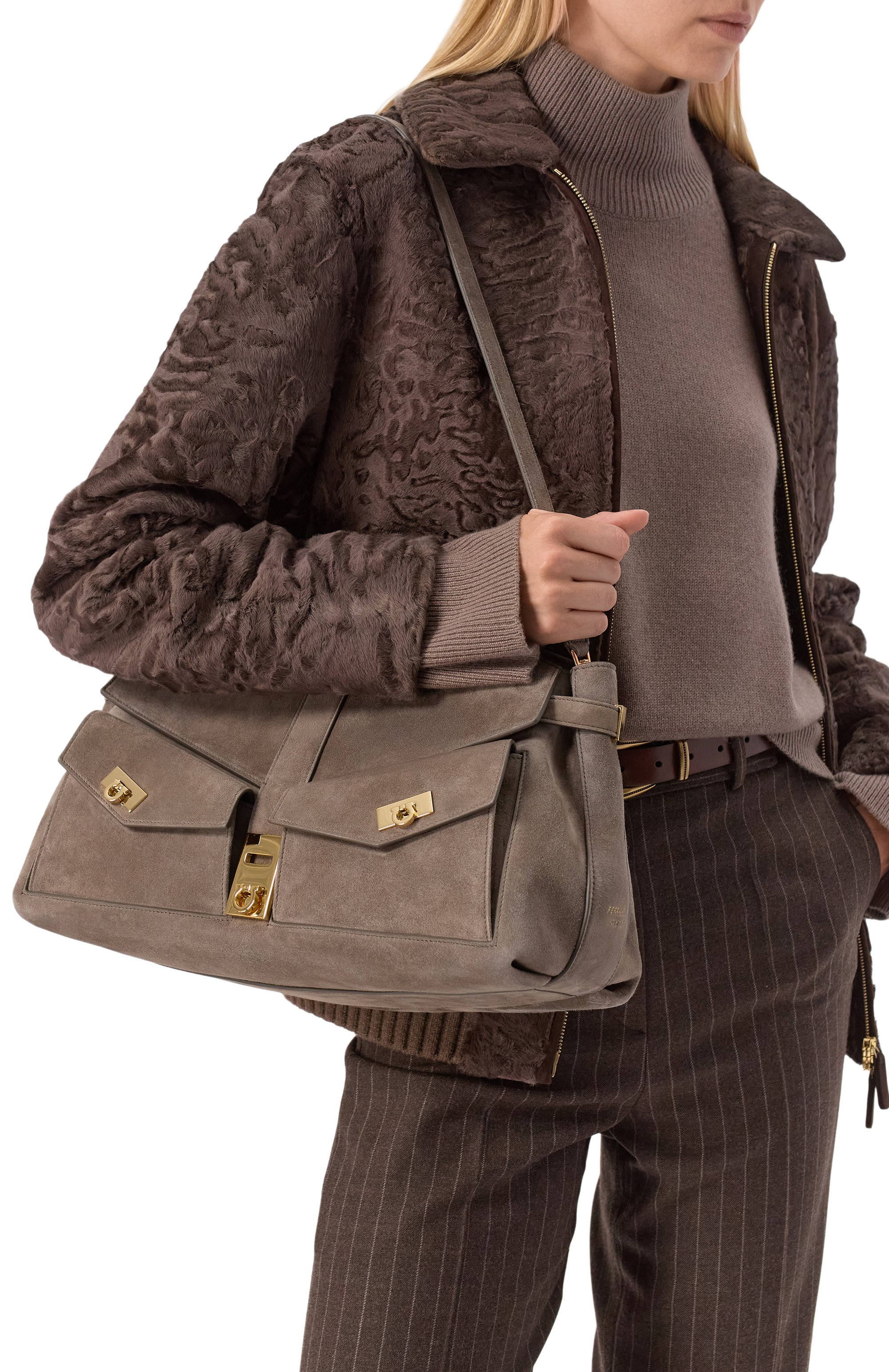 Сумка multipocket hug large FERRAGAMO коричневого цвета по цене 388000 руб., арт. 219983/782765, фото 2 Сумка multipocket hug large FERRAGAMO, арт. 219983/782765, фото 2