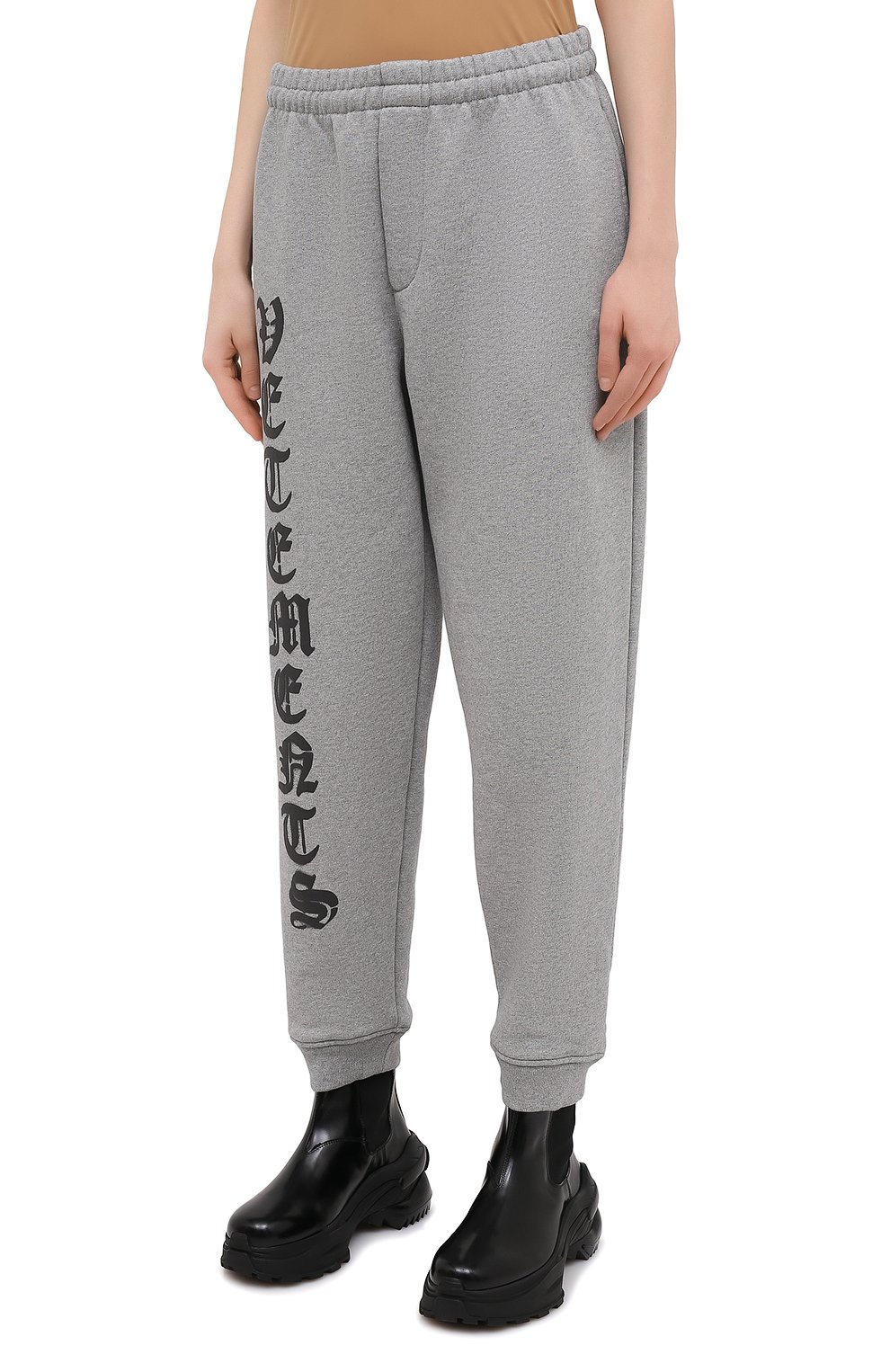 Хлопковые джоггеры VETEMENTS серого цвета по цене 59900 руб., арт. ME51PA820G 1601, фото 3 Хлопковые джоггеры VETEMENTS, арт. ME51PA820G 1601, фото 3