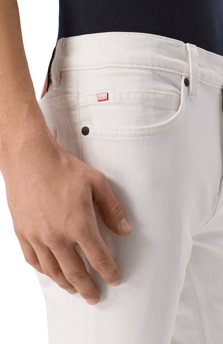 Мужские джинсы slim fit HUGO белого цвета, арт. 50530605 | Фото 5 (Длина (брюки, джинсы): Стандартные; Материал внешний: Хлопок, Деним; Кросс-КТ: Деним; Силуэт М (брюки): Прямые; Стили: Кэжуэл, Повседневный; Детали: Однотонный; Автоматизация состава: Проставлено; Автоматизация ТО: Проставлено)