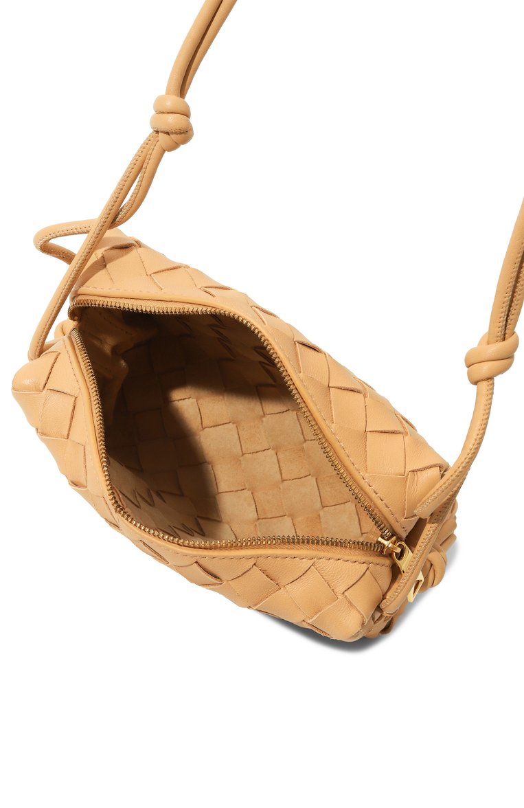 Женская сумка loop mini BOTTEGA VENETA бежевого цвета, арт. 680254/V1G11 | Фото 5 (Размер: mini; Ремень/цепочка: На ремешке; Материал: Натуральная кожа)