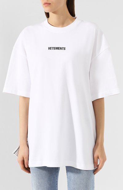 Хлопковая футболка VETEMENTS белого цвета по цене 16450 руб., арт. UAH20TR611/W, фото 3 Хлопковая футболка VETEMENTS, арт. UAH20TR611/W, фото 3