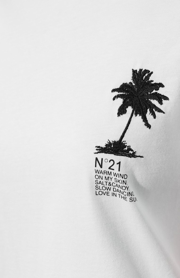 Женская хлопковая футболка N21 белого цвета, арт. F051/6305 | Фото 5 (Длина (для топов): Стандартные; Материал внешний: Хлопок; Рукава: Короткие; Стили: Кэжуэл; Принт: С принтом; Автоматизация состава: Проставлено; Автоматизация ТО: Проставлено; Детали: Декор)