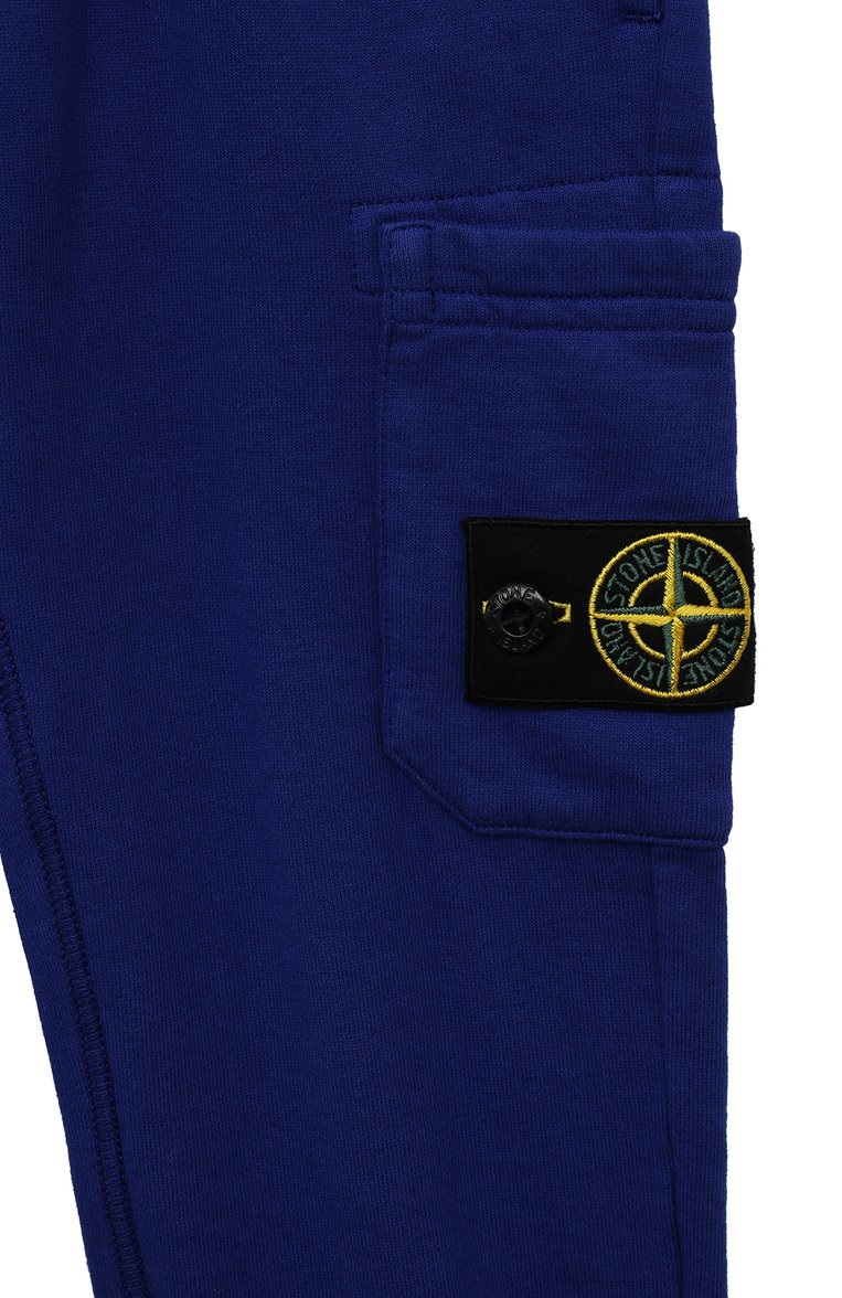 Детские хлопковые джоггеры STONE ISLAND синего цвета, арт. 801661540/3-4 | Фото 3 (Материал внешний: Хлопок; Нос: Не проставлено; Мальчики Кросс-КТ: Джоггеры-одежда; Ростовка одежда: 3 года | 98 см, 4 года | 104 см)