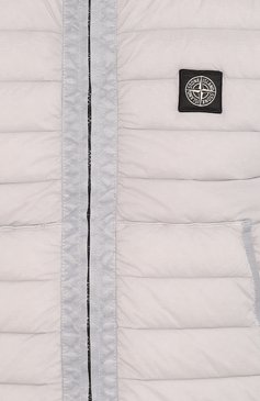 Мужской пуховый жилет STONE ISLAND светло-серого цвета, арт. 7215G0125 | Фото 5 (Материал внешний: Синтетический материал; Материал подклада: Синтетический материал; Длина (верхняя одежда): Короткие; Мужское Кросс-КТ: Верхняя одежда, жилеты-объемные; Кросс-КТ: Куртка; Стили: Кэжуэл; Материал утеплителя: Пух и перо; Материал сплава: Проставлено; Драгоценные камни: Проставлено)