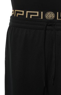 Мужские шорты VERSACE черного цвета, арт. 1010426/1A07548 | Фото 5 (Материал подклада: Синтетический материал; Материал сплава: Проставлено; Материал внешний: Синтетический материал; Принт: Без принта; Стили: Спорт-шик; Случай: Повседневный; Драгоценные камни: Проставлено; Длина Шорты М: Ниже колена)