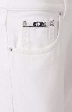 Мужские джинсы MOSCHINO белого цвета, арт. J0332/0227 | Фото 6 (Материал сплава: Проставлено; Драгоценные камни: Проставлено; Длина (брюки, джинсы): Стандартные; Кросс-КТ: Деним; Материал внешний: Деним, Хлопок; Силуэт М (брюки): Прямые; Стили: Повседневный)
