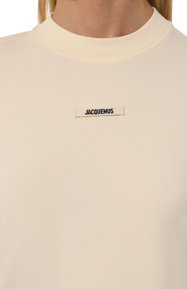 Женская хлопковая футболка JACQUEMUS кремового цвета, арт. 24E/241JS133 | Фото 5 (Материал внешний: Хлопок; Рукава: Короткие; Длина (для топов): Стандартные; Принт: С принтом; Стили: Кэжуэл; Женское Кросс-КТ: Футболка-одежда)