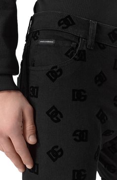 Мужские джинсы DOLCE & GABBANA черного цвета, арт. GY07CD/G8MN6 | Фото 5 (Драгоценные камни: Проставлено; Материал сплава: Проставлено; Длина (брюки, джинсы): Стандартные; Детали: Принт; Стили: Кэжуэл; Силуэт М (брюки): Прямые; Материал внешний: Деним, Хлопок; Кросс-КТ: Деним)