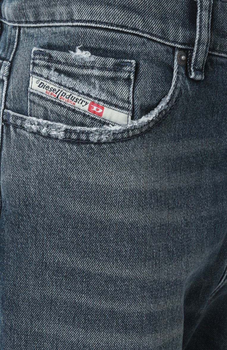 Женские джинсы DIESEL синего ц�вета, арт. A03618/007Y7 | Фото 6 (Драгоценные камни: Проставлено; Материал сплава: Проставлено; Длина (брюки, джинсы): Стандартные; Детали: Делаве; Силуэт Ж (брюки и джинсы): Прямые; Материал внешний: Деним, Хлопок; Кросс-КТ: Деним; Стили: Кэжуэл)